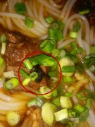 食客点的米线里有苍蝇   老板：这是卤料