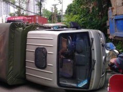 三轮车侧翻在路面  油漏一地