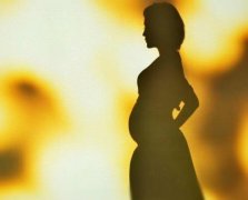 女子怀孕期间照样洗衣做饭  婆子妈还往麻将馆跑