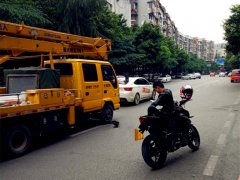 车流中花式停车刷手机 摩托小伙吓到路人