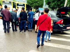 迎新途中婚车爆胎  网友：喜庆到爆