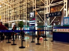 老年旅行团乘飞机 登机口用行李占位排队