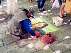 男子用粉笔绘“蒙娜丽莎”  路人：行走的艺术家