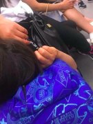 女子车厢内占位睡觉   其他乘客站着