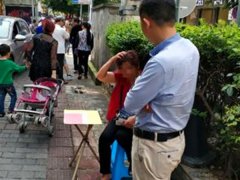 女子街头摆摊“转转盘”  路人担心老人受骗