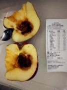 超市里买水果给孩子吃 挖了几勺发现坏透了