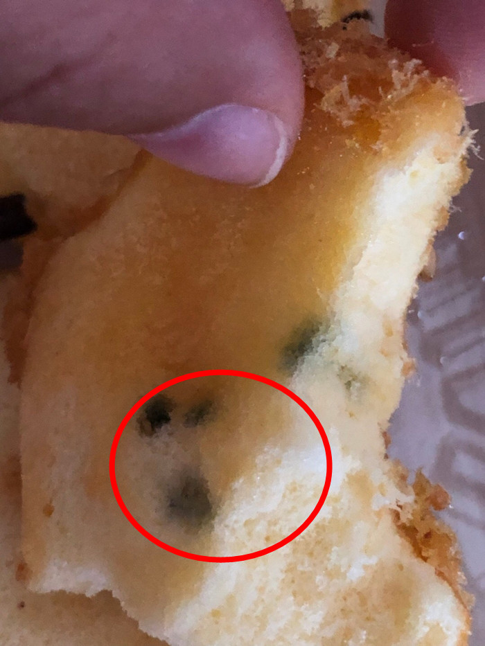 当天买的蛋糕竟然发了霉 顾客被气惨