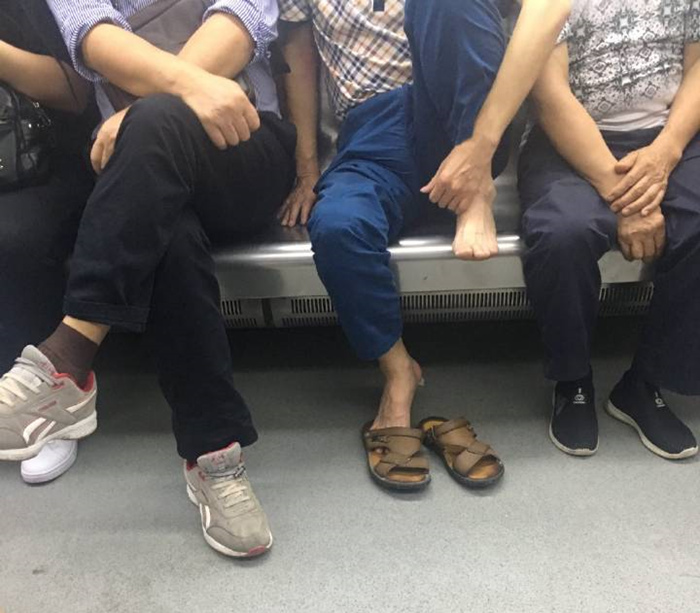 男子在车厢内抠脚 周围乘客苦不堪言
